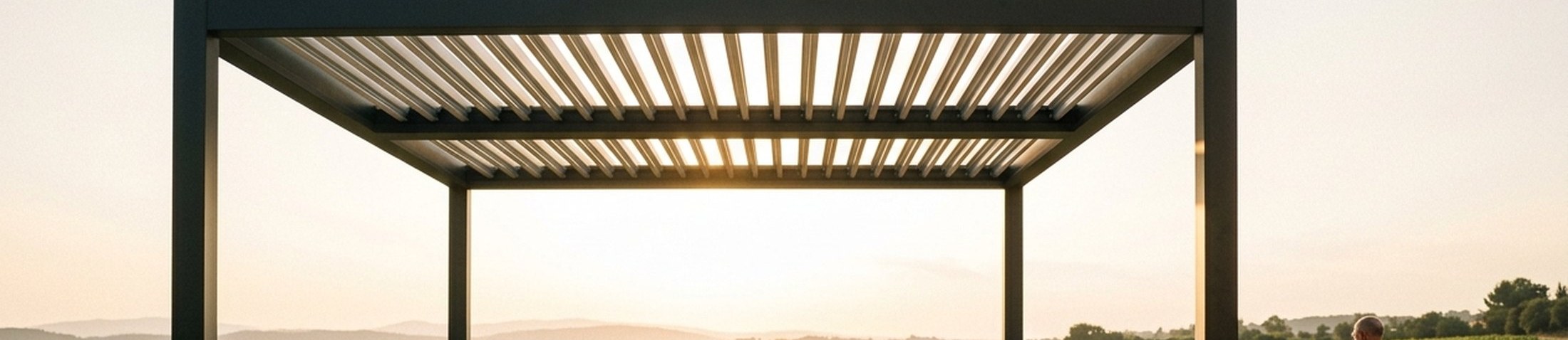 Une pergola bioclimatique a lames orientables couvre une terrasse face a la campagne