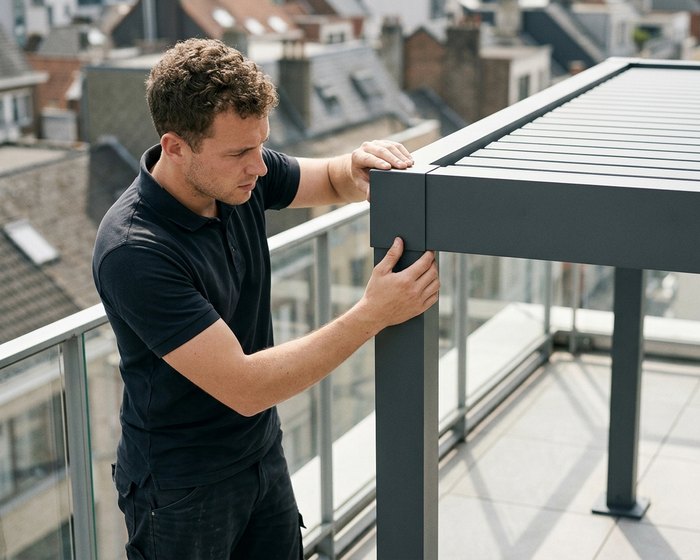 Déballage des lames d'une pergola bioclimatique avant la pose