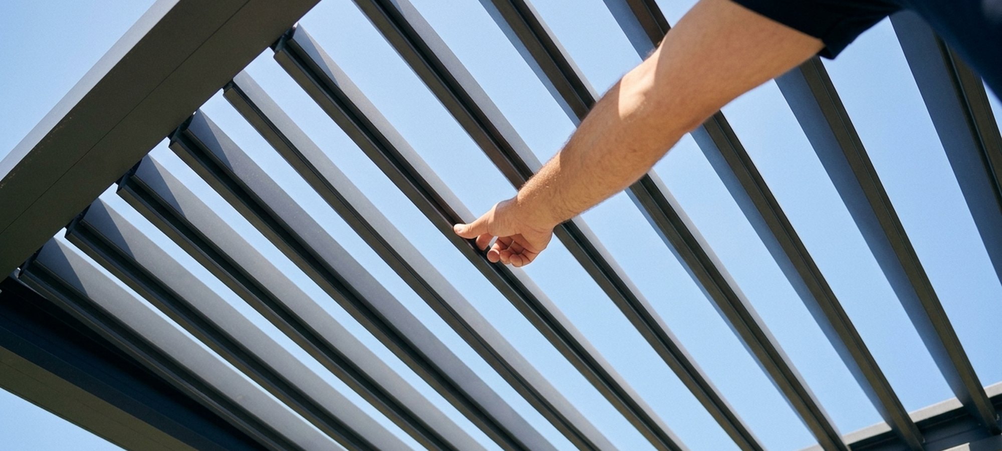 Perçage du pied d'une pergola bioclimatique lors de la pose